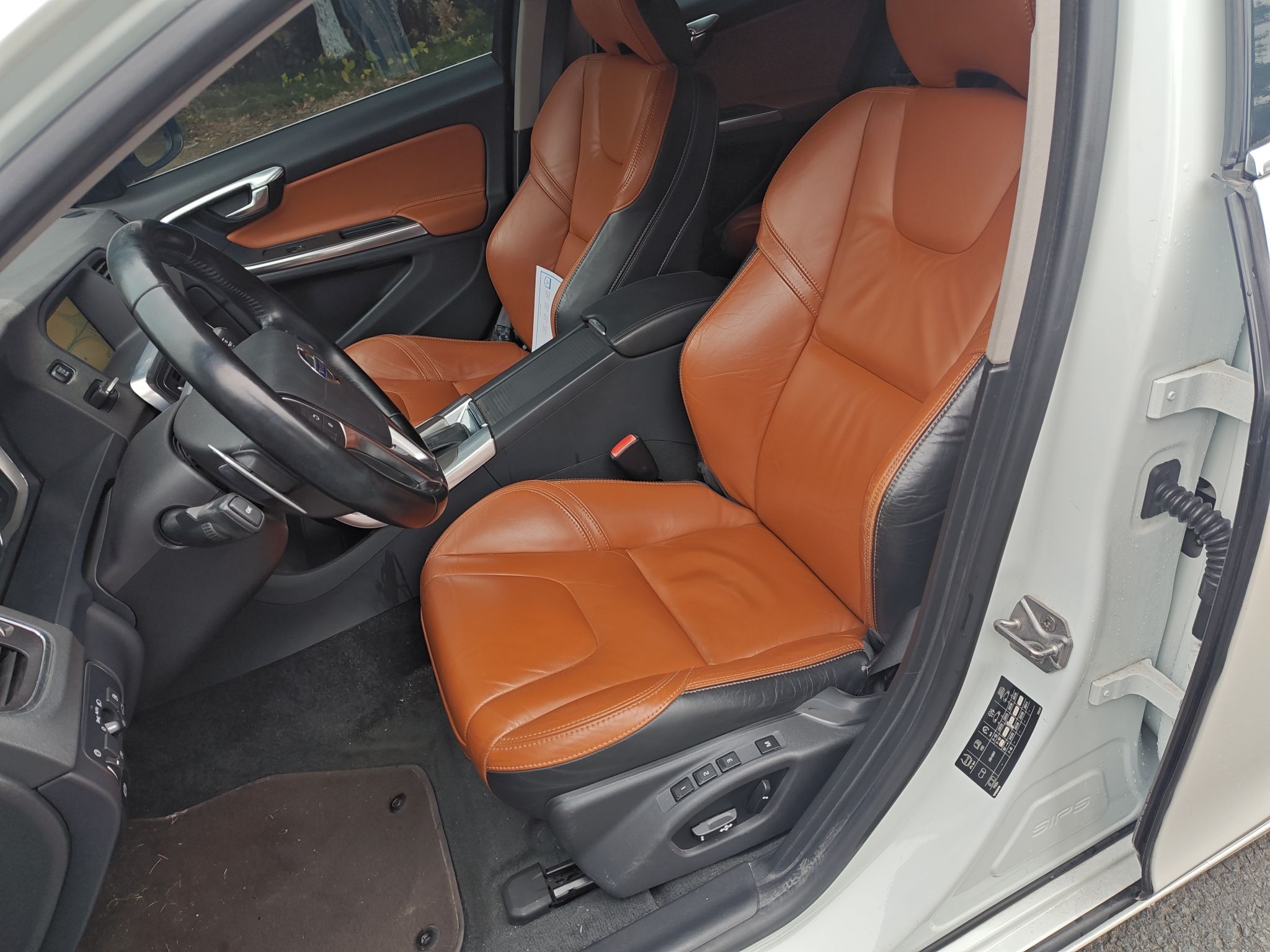 Переднее сиденье в автомобиле