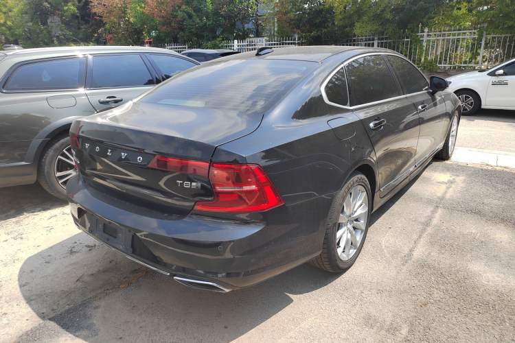 Used Volvo S90 New Energy 2020 T8 e-Drive Hybrid – Zhiyi Luxury Edition Exterior 3