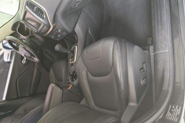 Used Jeep Cherokee 2016 2.0L Superior Edition Right Front Seat