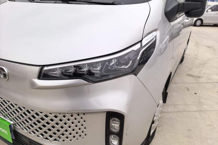 Used SAIC MAXUS Xintu V70 2023 2.0T Elite Edition Manual Transmission Short Wheelbase Low Roof 5/6 Seats (125 hp)