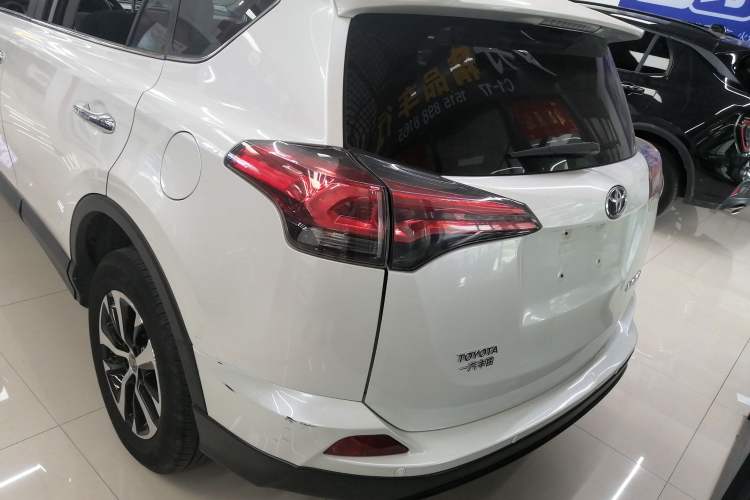 Used Toyota RAV4 2019 2.0L CVT Two-Wheel Drive Luxury Version China VI Standard
