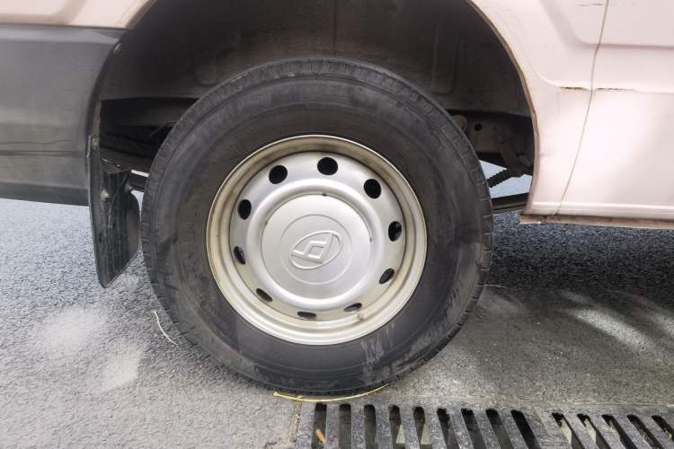 Used SAIC MAXUS Xintu V80 2021 2.0T Manual Classic City Delivery King Long Wheelbase Mid-Roof 3 Seats
