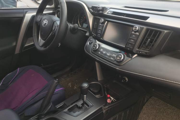 Used Toyota RAV4 2016 2.0L CVT Two-Wheel Drive Fashion Edition China V Standard
