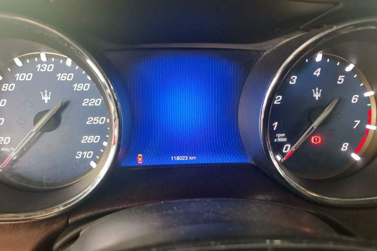 Used Maserati President 2015 3.0T Standard Model Odometer Close Up