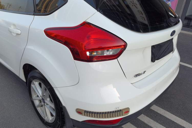 Used Ford Focus 2018 Hatchback Classic 1.6L Automatic Trendy SmartDrive Edition Exterior 5