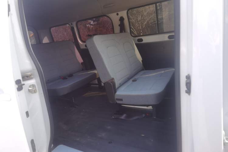 Used Wuling Yangguang 2024 300KM Comfort Version Passenger Van 75kW