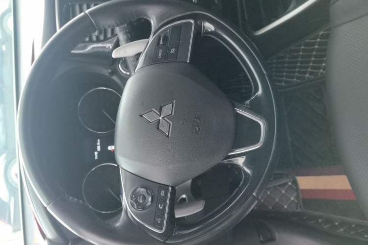 Used Mitsubishi Outlander 2018 2.4L 4x4 Elite Edition 5 Seats Steering Wheel