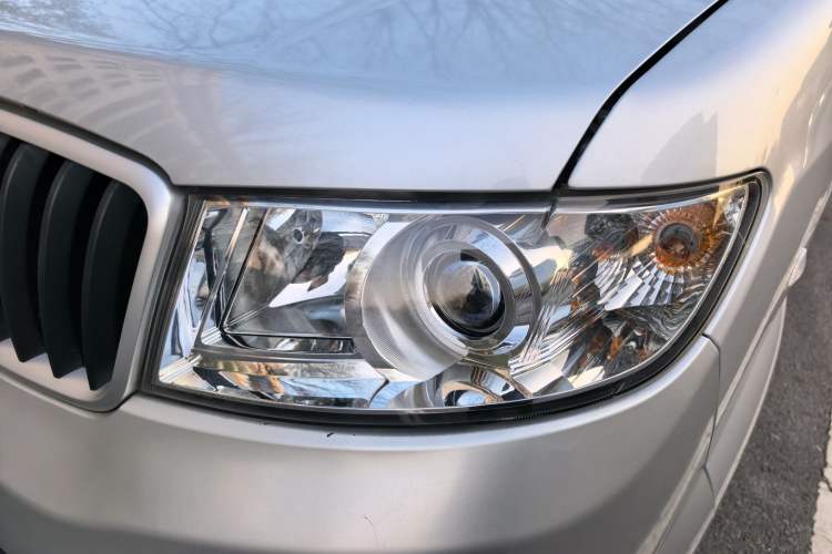 Used Jinbei Hiace X30 2023 1.5L Super-Comfortable Passenger Van 5/6/7-Seater Non-Air-Conditioned Version Model SWC15M