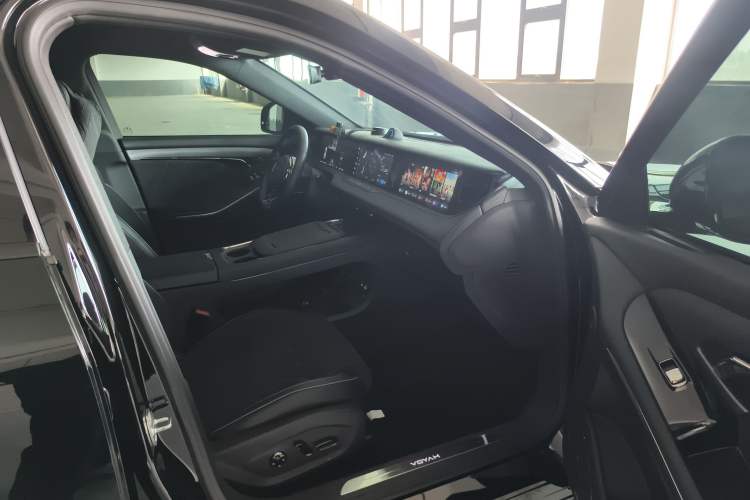 Used VOYAH FREE 2025 318 259 km All-Wheel-Drive Exploration Edition
