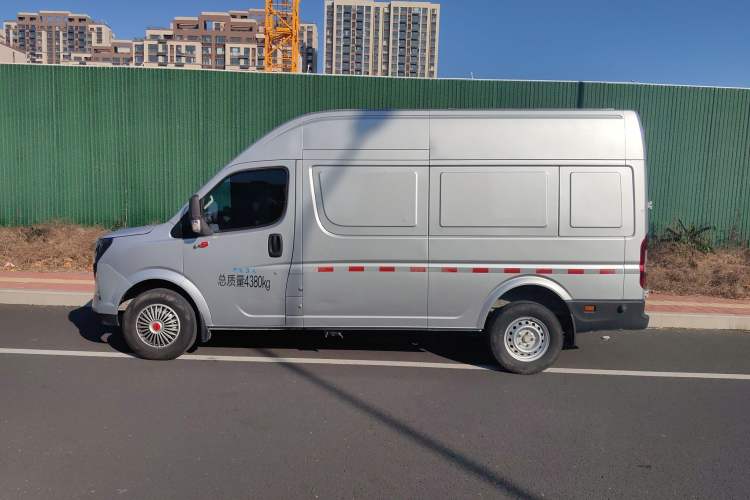 Used Dongfeng Yufeng Yufeng 2023 V9+ 2.3T Manual Front-Drive Van Long Wheelbase High Roof 3-Seater
