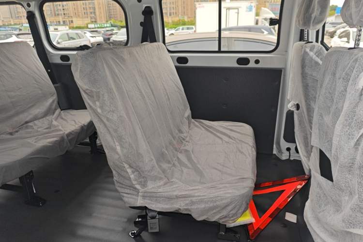 Used Wuling Yangguang 2024 300KM Comfort Version Passenger Van 75kW