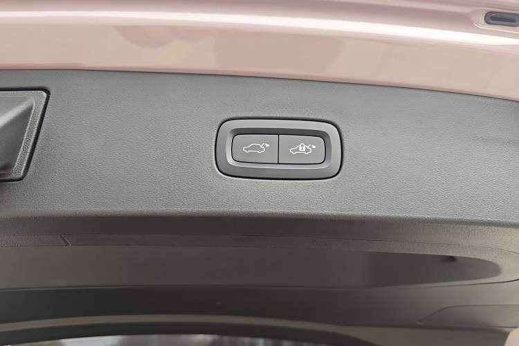 Used Lynk & Co 06 2021 1.5T Shero Pink Special Edition Interior 1