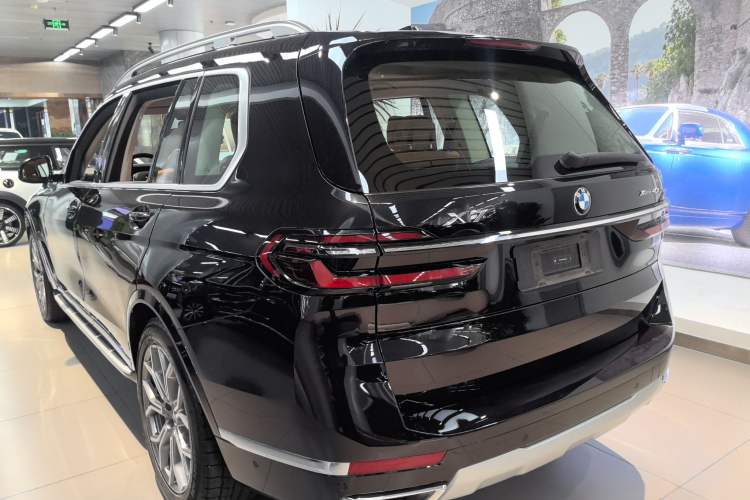 Used BMW X7 2023 xDrive40i Luxury Package with Leading Features