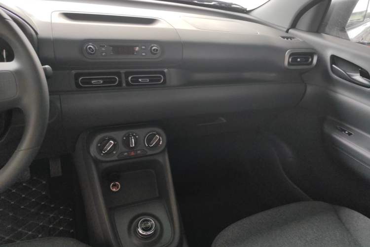 Used Wuling Hongguang New Energy 2025 Extended-Range Hybrid 50 km Utility Version Interior 4