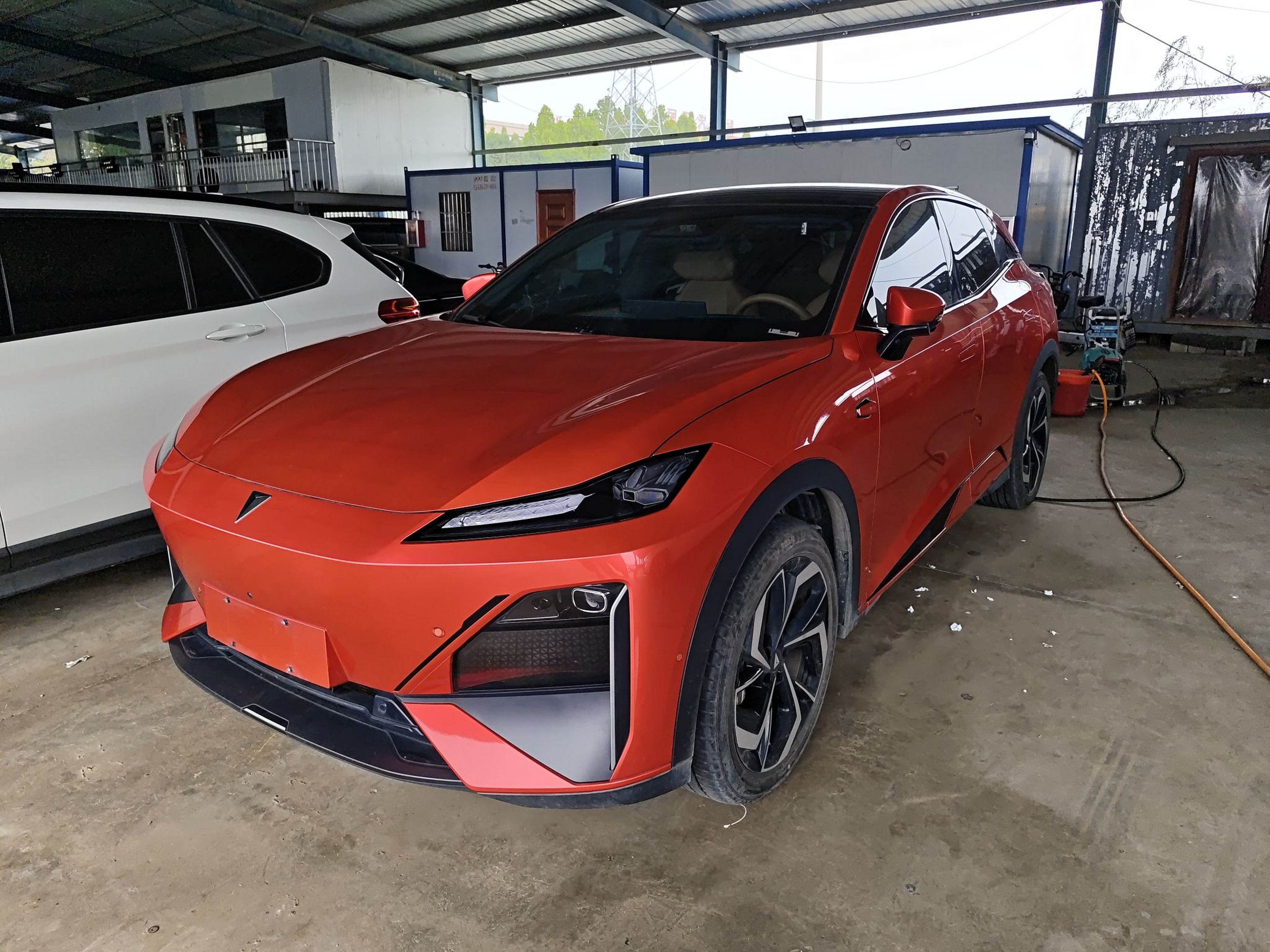 تحت مقدمة السيارة