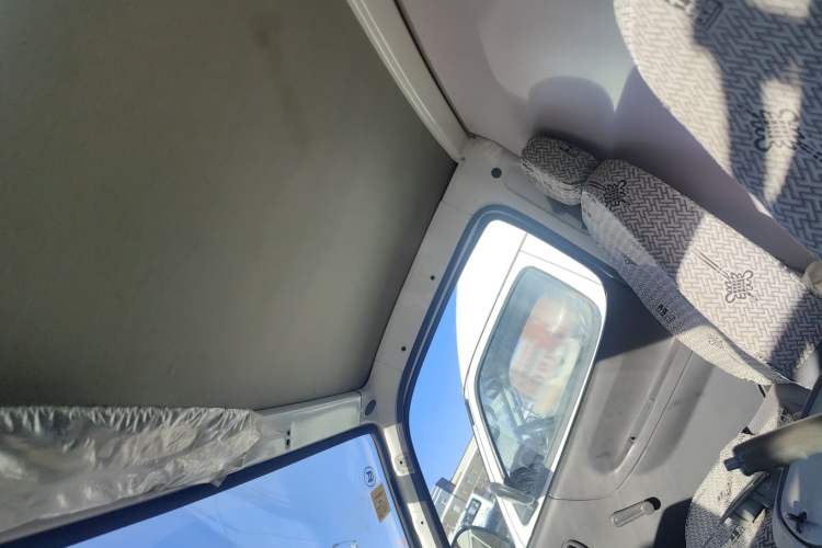 Used Jinbei Hiace 2018 2.0L Fifth-Generation Box Truck Standard Roof 2 Seats 4G19