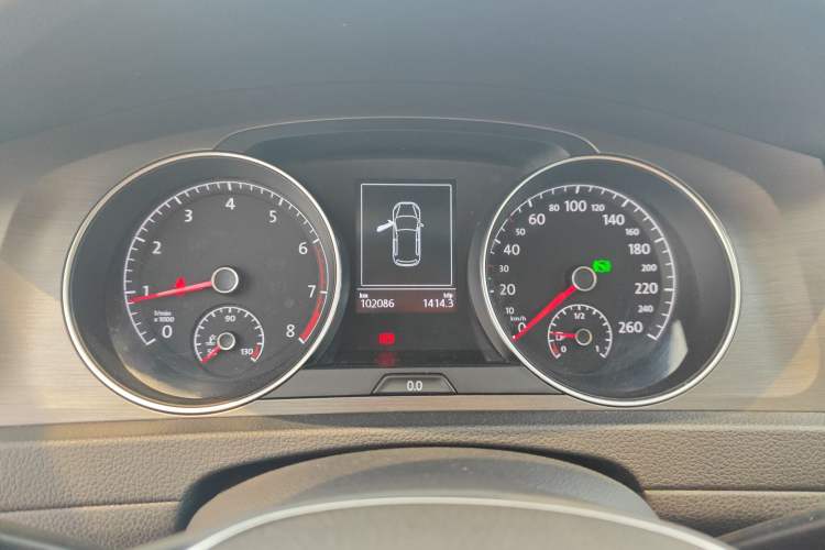 Used Volkswagen Golf 2015 1.4TSI Automatic Luxury Model Odometer Close Up