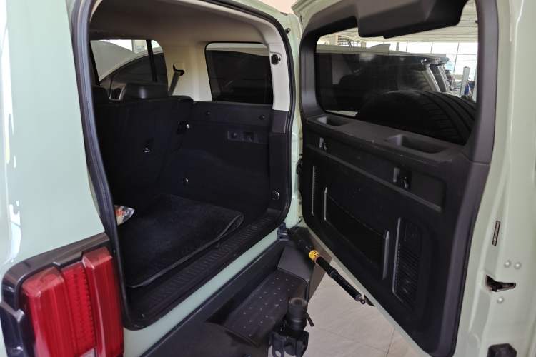 Used Tank 300 2023 City Edition 2.0T—Stylish as Ever Trunk