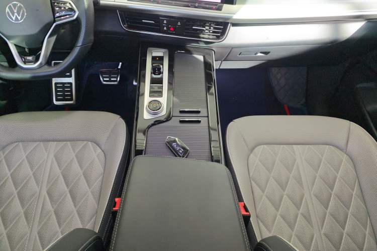 Used Volkswagen Tavendor 2023 380TSI All-Wheel Drive R-Line Journey Edition Interior 5