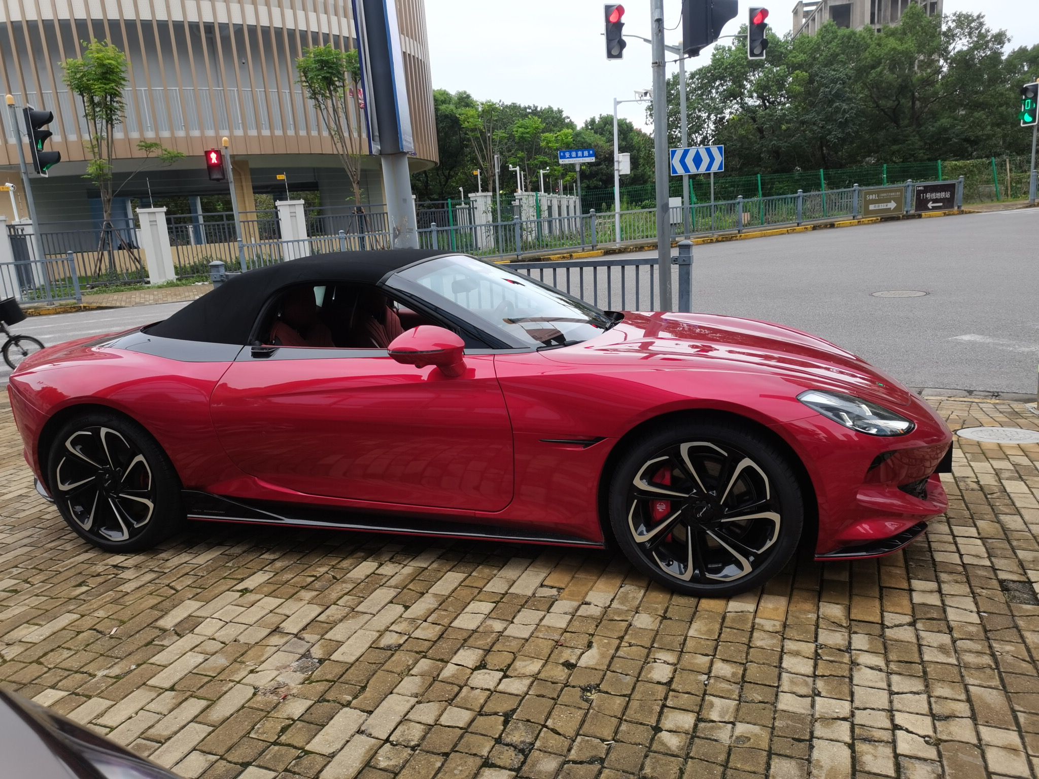 MG Cyberster 2024 520 km Legendary All-Wheel-Drive Version — снимка 5