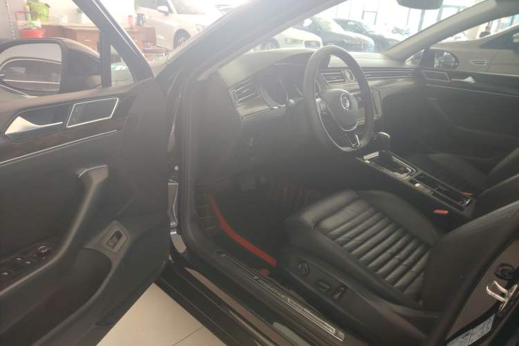 Used Volkswagen Magotan 2019 330TSI DSG Luxury Version China VI Standard Interior 3