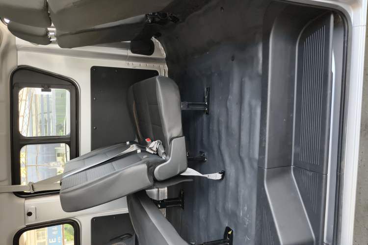 Used CHANGAN KAICHENG Ruixing M60 2023 1.6L CNG Comfort-Grade 6-Seater Passenger Vehicle Interior 4