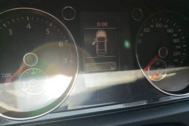 Used Volkswagen Magotan 2016 2.0 TSI Luxury Comfort Version Odometer Close Up