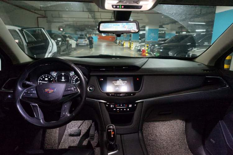 Used Cadillac XT5 2018 25T Luxury Model Center Console