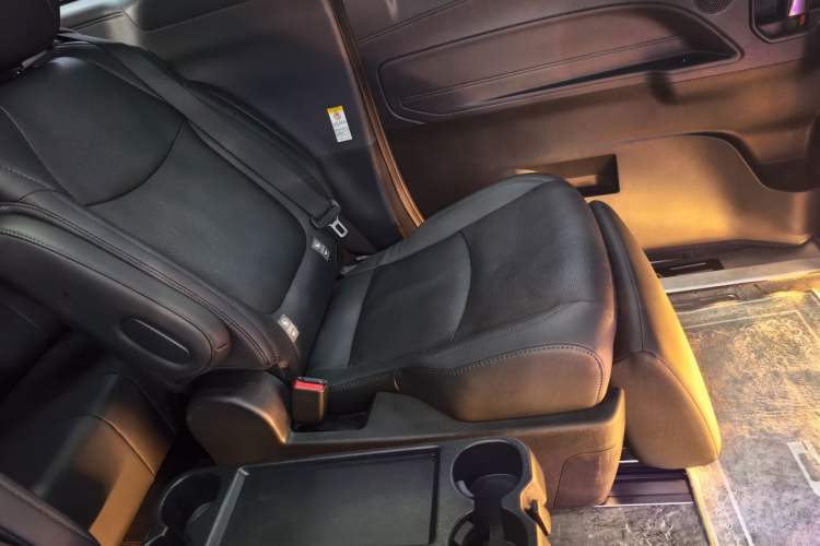 Used Toyota SIENNA 2021 2.5L Hybrid Ultimate Edition Interior 5