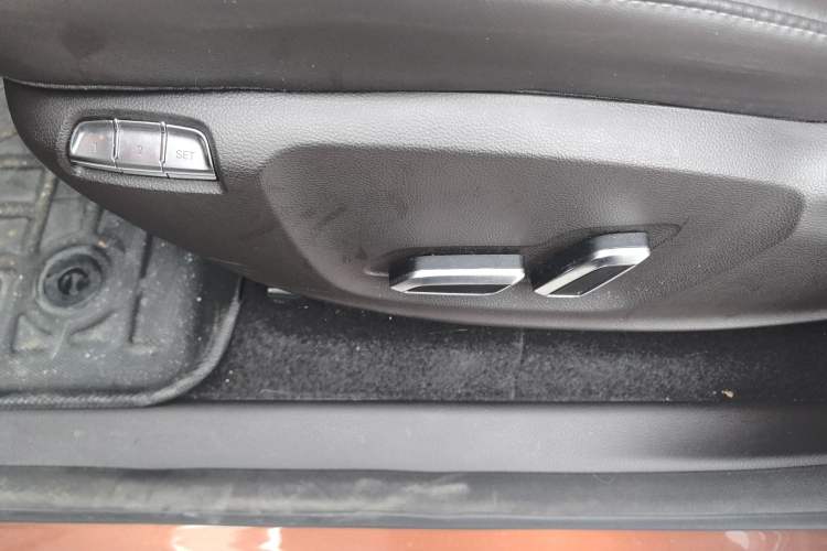 Used Roewe RX8 2018 30T Smart Connectivity All-Wheel Drive Supreme Edition