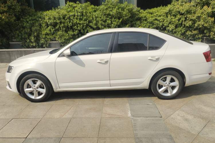 Used Skoda Octavia 2017 1.6L Automatic Front-Wheel Drive Model