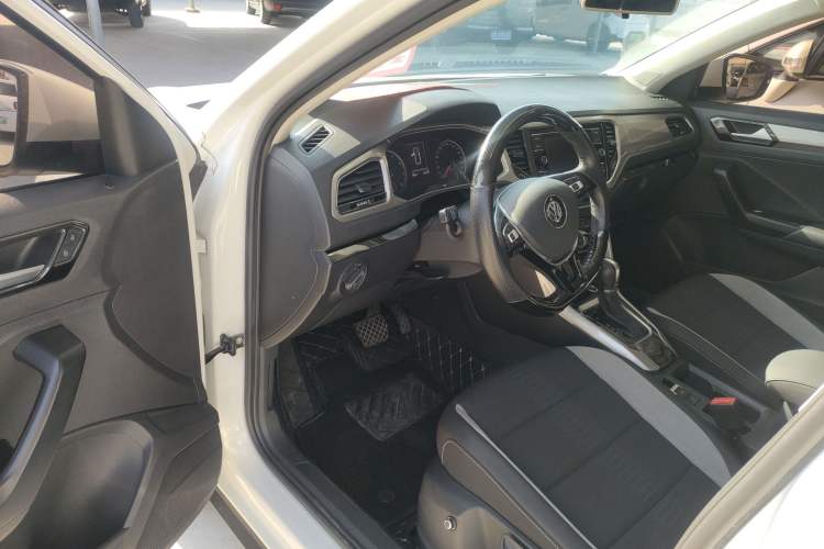 Used Volkswagen T-ROC 2019 230TSI DSG Two-Wheel-Drive Advanced Version China VI Standard
