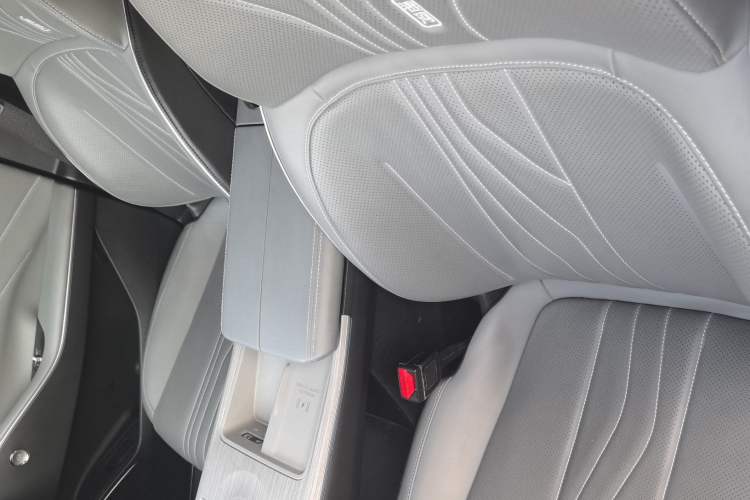 Used Geely Galaxy E8 2024 665 km Range Rear-Drive Starship Long-Range Version
