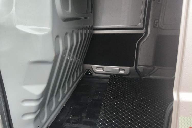 Used Jinbei Hiace X30 2023 1.5L Business-Style Van 2/5-Seater Air-Conditioned Version SWC15M