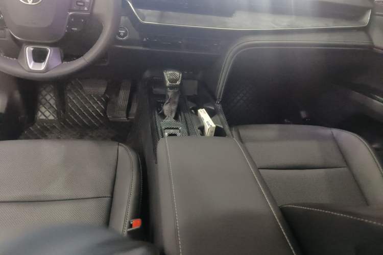 Used Toyota Camry 2024 2.0 GVP Luxury Edition Gear Lever