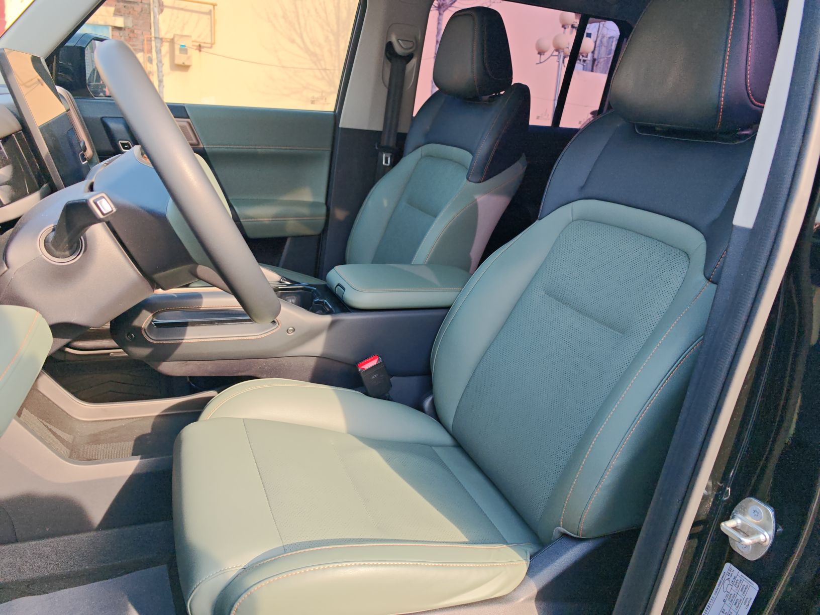 المقاعد الأمامية داخل السيارة