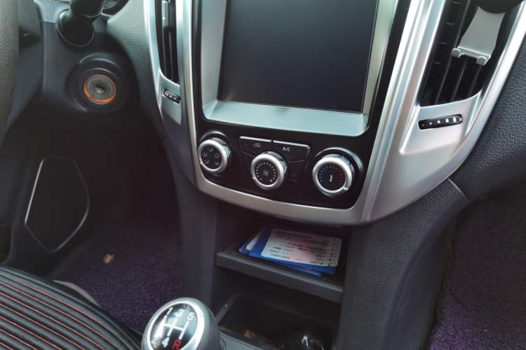 Used JMC Yuhu 3 2018 2.5T Diesel Two-Wheel Drive Advanced Version Standard Wheelbase Interior 5