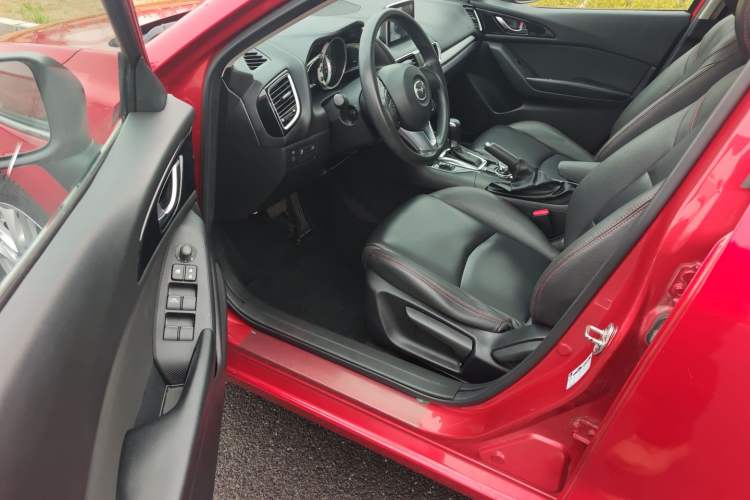 Used Mazda Mazda 3 Axela 2016 Hatchback 1.5L Automatic Luxury Model