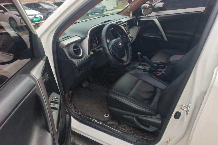 Used Toyota RAV4 2016 2.0L CVT Two-Wheel Drive Fashion Edition China V Standard