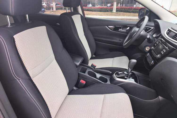 Used Nissan Qashqai 2016 2.0L CVT Elite Edition Right Front Seat