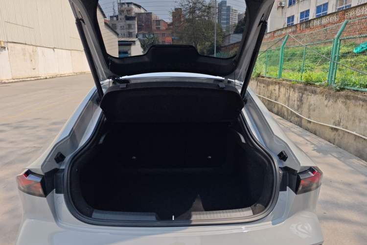 Used CHANGAN UNI-V 2022 1.5T Prestige Version Trunk