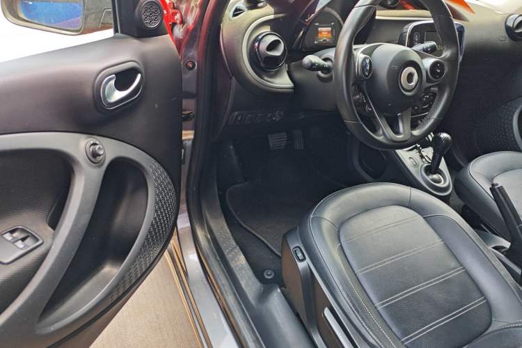 Used smart forfour 2016 0.9T 66 kW Pioneer Edition