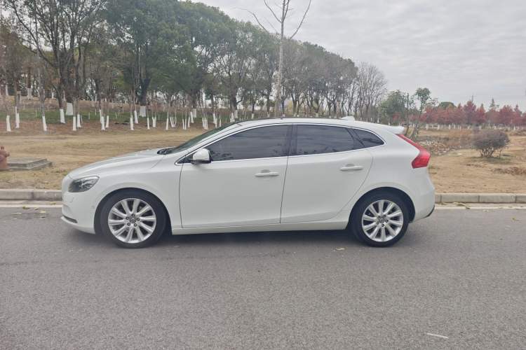 Used Volvo V40 2015 1.6T Zhiya Edition
