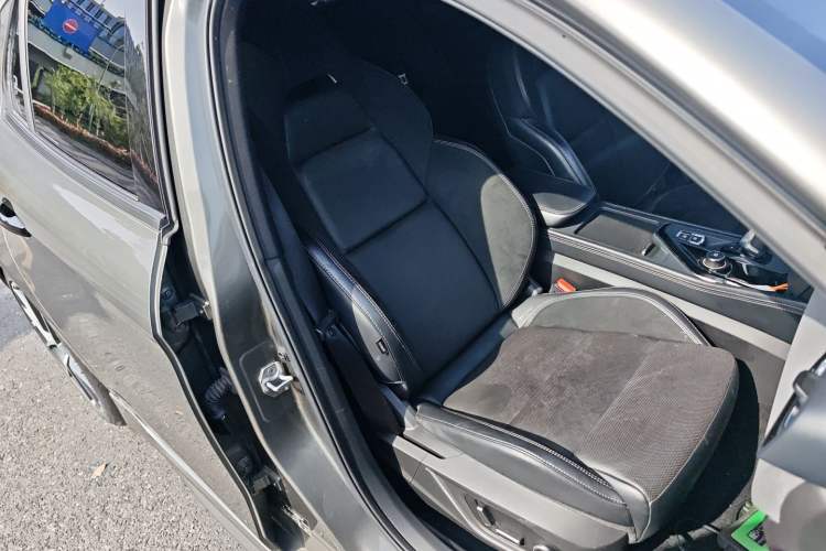 Used Lynk & Co 03 2022 2.0TD DCT JingPro Right Front Seat