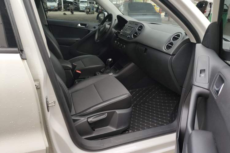 Used Volkswagen Tiguan 2016 280TSI Automatic Two-Wheel-Drive Silk Road Style Edition Interior 3