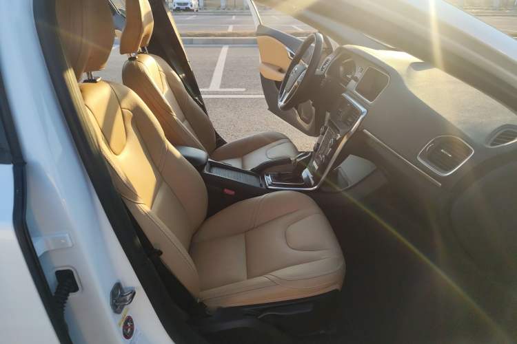 Used Volvo V40 2017 T3 Zhiyi Edition