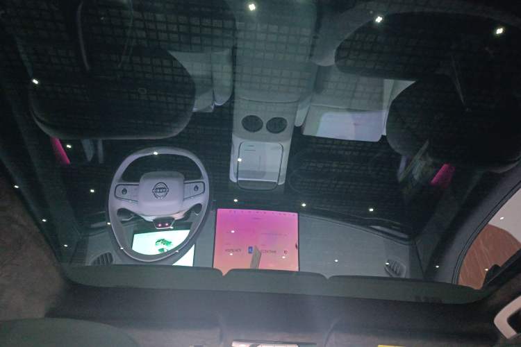 Used Nissan N7 2025 625 Max Headliner