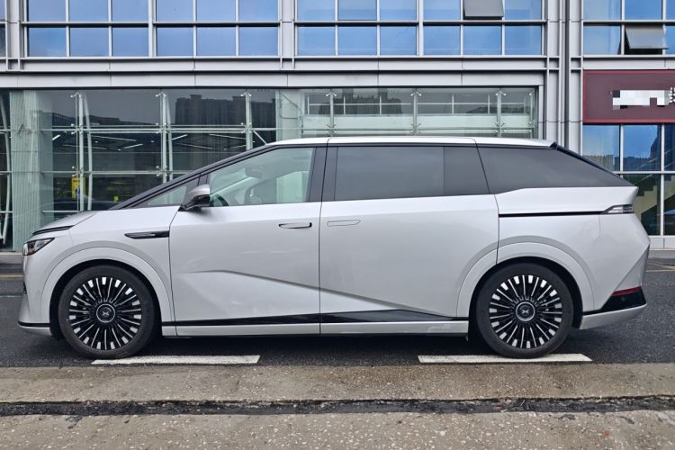 Used XPeng X9 2025 650 Long-Range Max Exterior 2