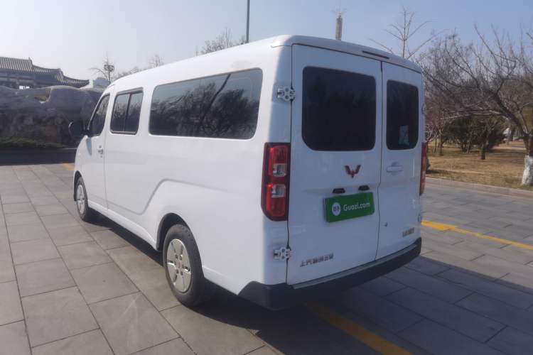 Used Wuling Yangguang 2024 300KM Comfort Version Passenger Van 75kW