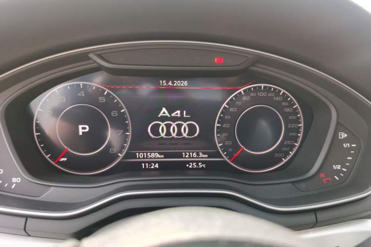 Used Audi A4L 2019 40 TFSI Fashion Edition China VI Emission Standard Odometer Close Up
